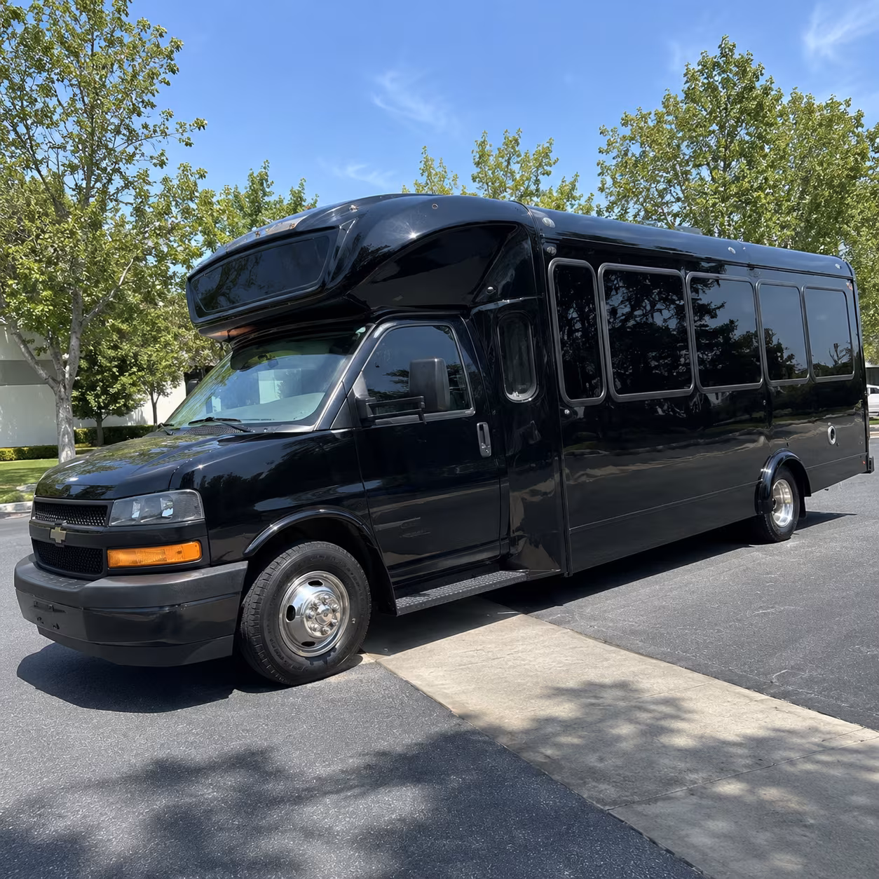 starkville 15 passenger party bus